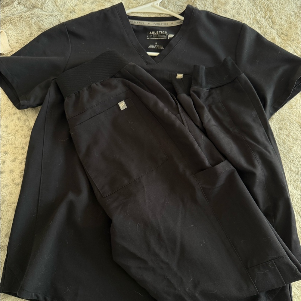 Fabletics Scrub Set – Black (Top S + Jogger Pants XS)